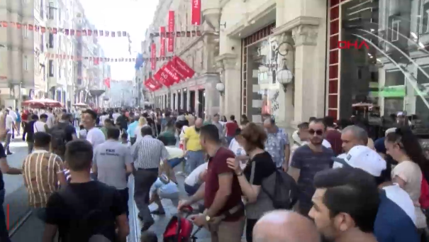 İstiklal Caddesi'nde gökten para yağdı! Vatandaşlar toplamak için birbiriyle yarıştı